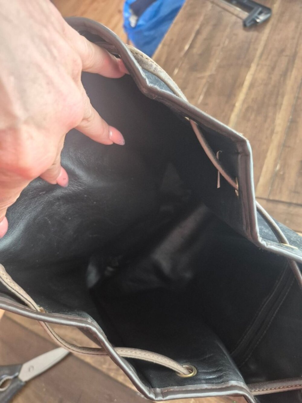 David Jones International Brown Leather Crossbody Backpack - Picture 4 of 7